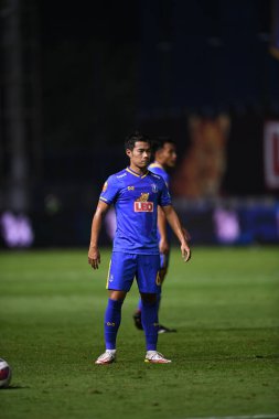 Thanyaburi-Pathumthani-6NOV2021: Sarach yooyen # 6 bg pathum oyuncusu bgpu ile bgpu arasında Tayland 'daki Leo Stadyumu' nda defnedilmeye karşı eylem halinde.