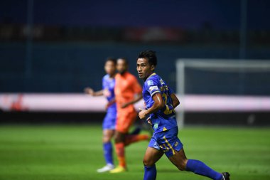 Thanyaburi-Pathumthani-6NOV2021: Santiphap channgom # 23 bg pathum çalgıcısı bgpu ile Tayland 'daki Leo Stadyumu' nda defnedilmeye karşı bgpu arasında eylem halinde.