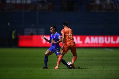 Thanyaburi-Pathumthani-6NOV2021: Santiphap channgom # 23 bg pathum çalgıcısı bgpu ile Tayland 'daki Leo Stadyumu' nda defnedilmeye karşı bgpu arasında eylem halinde.