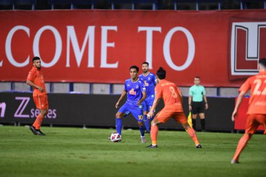 Thanyaburi-Pathumthani-6NOV2021: Teerasil dangda # 10 bg pathum oyuncusu bgpu ile Tayland 'daki Leo Stadyumu' nda defnedilmeye karşı bgpu arasında eylem halinde.