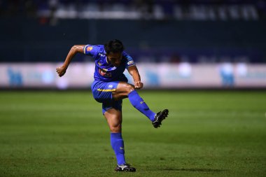 Thanyaburi-Pathumthani-6NOV2021: Santiphap channgom # 23 bg pathum çalgıcısı bgpu ile Tayland 'daki Leo Stadyumu' nda defnedilmeye karşı bgpu arasında eylem halinde.