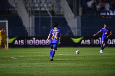 Thanyaburi-Pathumthani-6NOV2021: Chatmongkol thongkiri # 24 BG Pathongkiri, bgpu ile Tayland 'daki Leo Stadyumu' nda defnedilme maçı sırasında bgpu arasında eylem halinde.