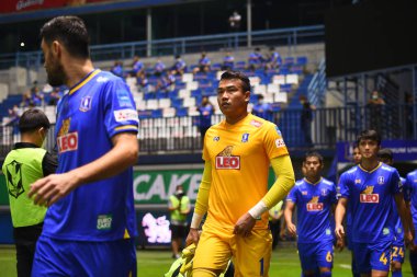 Thanyaburi-Pathumthani-6NOV2021: Chatchai Budprom # 1 bg pathum oyuncusu bgpu ile Tayland 'daki Leo Stadyumu' nda defnedilmeye karşı bgpu arasında eylem halinde