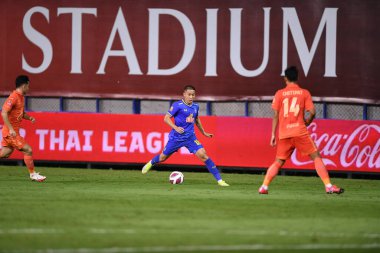 Thanyaburi-Pathumthani-6NOV2021: Patompol charoenrattanapirom # 18 bg pathum oyuncusunun bgpu ile Tayland 'daki Leo Stadyumu' nda Buriram karşı karşıya geldiği 2021 yılındaki çarpışma sırasında