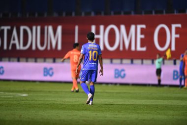 Thanyaburi-Pathumthani-6NOV2021: Teerasil dangda # 10 bg pathum oyuncusu bgpu ile Tayland 'daki Leo Stadyumu' nda defnedilmeye karşı bgpu arasında eylem halinde.