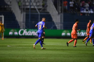 Thanyaburi-Pathumthani-6NOV2021: Patompol charoenrattanapirom # 18 bg pathum oyuncusunun bgpu ile Tayland 'daki Leo Stadyumu' nda Buriram karşı karşıya geldiği 2021 yılındaki çarpışma sırasında