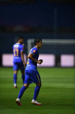 Thanyaburi-Pathumthani-6NOV2021: Sarach yooyen # 6 bg pathum oyuncusu bgpu ile bgpu arasında Tayland 'daki Leo Stadyumu' nda defnedilmeye karşı eylem halinde.