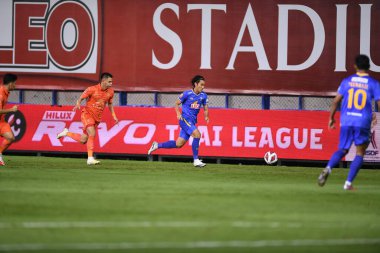 Thanyaburi-Pathumthani-6NOV2021: Apisit Solada # 15 bg pathum oyuncusu bgpu ile Tayland 'daki Leo Stadyumu' nda defnedilmeye karşı bgpu arasında eylem halinde.