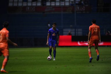 Thanyaburi-Pathumthani-6NOV2021: Irfan fandi # 17 bg pathum oyuncusu bgpu-2021 arasındaki maçta Leo Stadyumu, Tayland 'da defnedilmeye karşı.