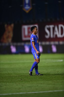 Thanyaburi-Pathumthani-6NOV2021: Santiphap channgom # 23 bg pathum çalgıcısı bgpu ile Tayland 'daki Leo Stadyumu' nda defnedilmeye karşı bgpu arasında eylem halinde.