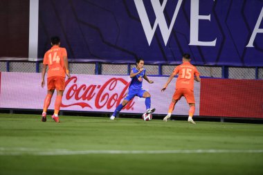 Thanyaburi-Pathumthani-6NOV2021: Apisit Solada # 15 bg pathum oyuncusu bgpu ile Tayland 'daki Leo Stadyumu' nda defnedilmeye karşı bgpu arasında eylem halinde.