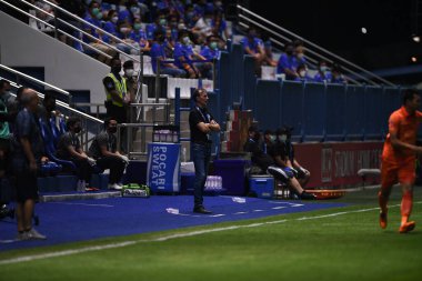 Thanyaburi-Pathumthani-6NOV2021: Aurelio Vidmar bg pathum 'un koçu bgpu ile bgpu arasında 2021 yılındaki maçta Leo Stadyumu, Tayland' da defnedilmeye karşı mücadele etti.