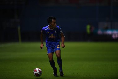 Thanyaburi-Pathumthani-6NOV2021: Santiphap channgom # 23 bg pathum çalgıcısı bgpu ile Tayland 'daki Leo Stadyumu' nda defnedilmeye karşı bgpu arasında eylem halinde.