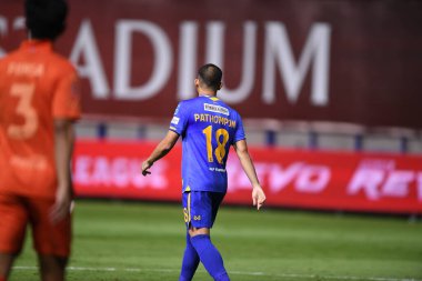 Thanyaburi-Pathumthani-6NOV2021: Patompol charoenrattanapirom # 18 bg pathum oyuncusunun bgpu ile Tayland 'daki Leo Stadyumu' nda Buriram karşı karşıya geldiği 2021 yılındaki çarpışma sırasında