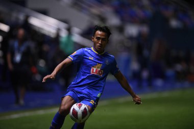 Thanyaburi-Pathumthani-6NOV2021: Santiphap channgom # 23 bg pathum çalgıcısı bgpu ile Tayland 'daki Leo Stadyumu' nda defnedilmeye karşı bgpu arasında eylem halinde.