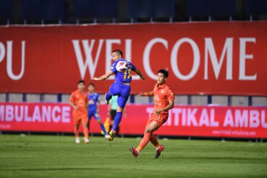 Thanyaburi-Pathumthani-6NOV2021: Patompol charoenrattanapirom # 18 bg pathum oyuncusunun bgpu ile Tayland 'daki Leo Stadyumu' nda Buriram karşı karşıya geldiği 2021 yılındaki çarpışma sırasında