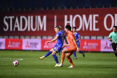 Thanyaburi-Pathumthani-6NOV2021: Patompol charoenrattanapirom # 18 bg pathum oyuncusunun bgpu ile Tayland 'daki Leo Stadyumu' nda Buriram karşı karşıya geldiği 2021 yılındaki çarpışma sırasında
