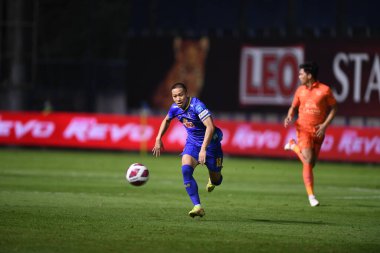 Thanyaburi-Pathumthani-6NOV2021: Patompol charoenrattanapirom # 18 bg pathum oyuncusunun bgpu ile Tayland 'daki Leo Stadyumu' nda Buriram karşı karşıya geldiği 2021 yılındaki çarpışma sırasında