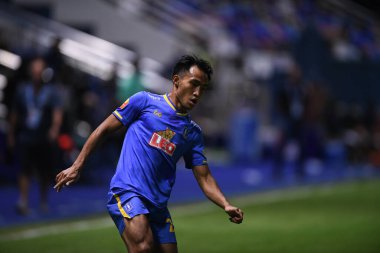 Thanyaburi-Pathumthani-6NOV2021: Santiphap channgom # 23 bg pathum çalgıcısı bgpu ile Tayland 'daki Leo Stadyumu' nda defnedilmeye karşı bgpu arasında eylem halinde.