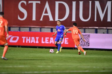 Thanyaburi-Pathumthani-6NOV2021: Patompol charoenrattanapirom # 18 bg pathum oyuncusunun bgpu ile Tayland 'daki Leo Stadyumu' nda Buriram karşı karşıya geldiği 2021 yılındaki çarpışma sırasında