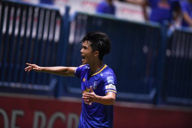 Thanyaburi-Pathumthani-6NOV2021: Chaowat veerachat # 4 bg pathum oyuncusu bgpu ile Tayland 'daki Leo Stadyumu' nda defnedilmeye karşı bgpu arasında eylem halinde.