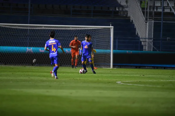 Thanyaburi-Pathumthani-6NOV2021: Chatmongkol thongkiri # 24 BG Pathongkiri, bgpu ile Tayland 'daki Leo Stadyumu' nda defnedilme maçı sırasında bgpu arasında eylem halinde.