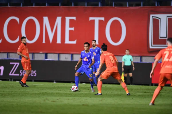 Thanyaburi-Pathumthani-6NOV2021: Teerasil dangda # 10 bg pathum oyuncusu bgpu ile Tayland 'daki Leo Stadyumu' nda defnedilmeye karşı bgpu arasında eylem halinde.