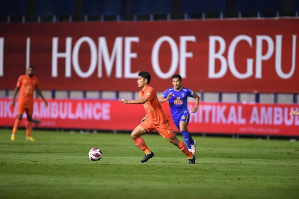 Thanyaburi-Pathumthani-6NOV2021: Rattanakorn maikami # 8 Gömme sanatçısı bgpu 2021 ile Tayland 'daki Leo Stadyumu' nda defnedilmeye karşı bgpu arasında birleşmiş durumda.