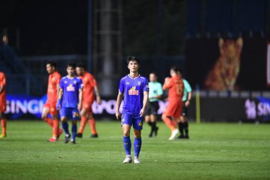 Thanyaburi-Pathumthani-6 NOV 2021: 4 numaralı Chaowat veerachat # 4 bg pathum çalgıcısı bgpu ile Tayland 'daki Leo Stadyumu' nda defnedilmeye karşı bgpu arasında eylem halinde