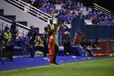 Thanyaburi-Pathumthani-6 NOV 2021: Supanut Mueonta # 54 Gömme Oyuncusu 2021 yılında Bgpu ile Tayland 'ın başkenti Leo Stadyumu' nda defnedilecek defin takımları arasında bir araya geldi.