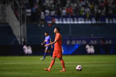 Thanyaburi-Pathumthani-6 NOV 2021: 6 nolu Tinnakorn asurin # 6 nolu defnedici bgpu ile Tayland 'daki Leo Stadyumu' nda defnedilmeye karşı bgpu arasında 2021 nolu maç sırasında bir araya geldi.