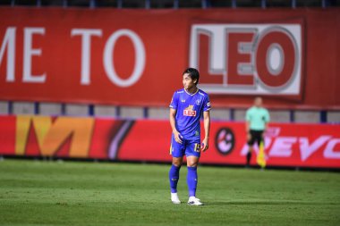 Thanyaburi-Pathumthani-6 NOV 2021: Apisit Solada # 15 bg pathum oyuncusu bgpu ile Tayland 'daki Leo Stadyumu' nda defnedilmeye karşı bgpu 2021 arasında eylem halinde.