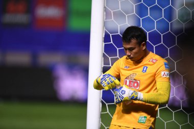 Thanyaburi-Pathumthani-6 NOV 2021: Chatchai Budprom # 1 bg pathum oyuncusu bgpu ile Tayland 'daki Leo Stadyumu' nda defnedilmeye karşı bgpu arasında eylem halinde