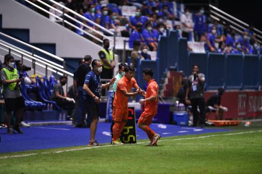 Thanyaburi-Pathumthani-6 NOV 2021: Supanut Mueonta # 54 Gömme Oyuncusu 2021 yılında Bgpu ile Tayland 'ın başkenti Leo Stadyumu' nda defnedilecek defin takımları arasında bir araya geldi.