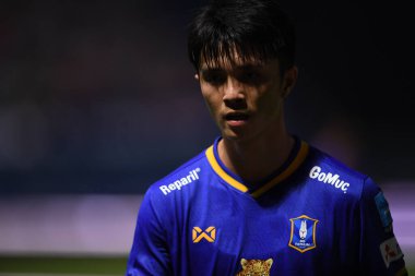 Thanyaburi-Pathumthani-6 NOV 2021: 4 numaralı Chaowat veerachat # 4 bg pathum çalgıcısı bgpu ile Tayland 'daki Leo Stadyumu' nda defnedilmeye karşı bgpu arasında eylem halinde