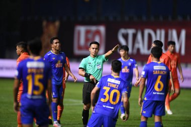 Thanyaburi-Pathumthani-6 NOV 2021: 4 numaralı Piyapon Panitkul # 4 numaralı defnedici bgpu ile Tayland 'daki Leo Stadyumu' nda defnedilmeye karşı bgpu arasında 2021 yılındaki eylemde birleşti.