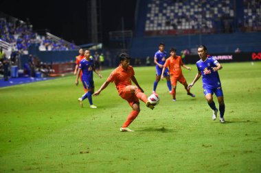 Thanyaburi-Pathumthani- 6 NOV 2021: Supanut Mueonta # 54 Gömme Oyuncusu 2021 yılında Bgpu ile Tayland 'ın başkenti Leo Stadyumu' nda defnedilecek gömü arasında bir araya geldi.