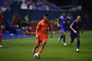 Thanyaburi-Pathumthani-6 NOV 2021: Aung Thu # 77 Buriram oyuncusu 2021 yılında bgpu ile Tayland 'ın başkenti Leo Stadyumu' nda defnedilmeye karşı birleşmiştir.