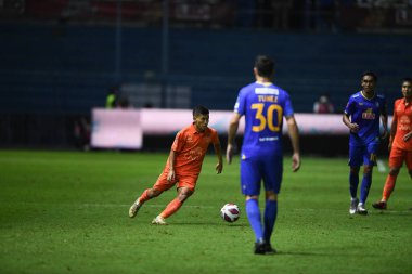 Thanyaburi-Pathumthani-6 NOV 2021: Aung Thu # 77 Buriram oyuncusu 2021 yılında bgpu ile Tayland 'ın başkenti Leo Stadyumu' nda defnedilmeye karşı birleşmiştir.