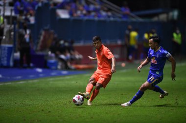 Thanyaburi-Pathumthani-6 NOV 2021: Aung Thu # 77 Buriram oyuncusu 2021 yılında bgpu ile Tayland 'ın başkenti Leo Stadyumu' nda defnedilmeye karşı birleşmiştir.