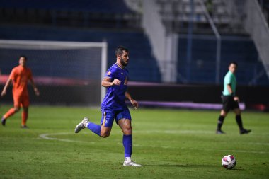 Thanyaburi-Pathumthani-6 NOV 2021: 5 numaralı Victor Cardozo bg pathum oyuncusu bgpu ile Tayland 'daki Leo Stadyumu' nda Buriram karşı karşıya.
