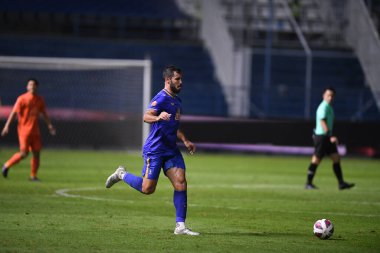 Thanyaburi-Pathumthani-6 NOV 2021: 5 numaralı Victor Cardozo bg pathum oyuncusu bgpu ile Tayland 'daki Leo Stadyumu' nda Buriram karşı karşıya.