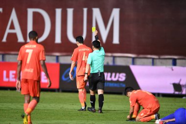 Thanyaburi-Pathumthani-6 NOV 2021: Warinthon sassadee hakemi bgpu ile Tayland 'daki Leo Stadyumu' nda defnedilmeye karşı bgpu arasında sarı kart gösteriyor