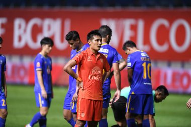 Thanyaburi-Pathumthani-6 NOV 2021: Chitipat tanklang # 14 Gömme Oyuncusu 2021 yılında Bgpu ile Tayland 'ın başkenti Leo Stadyumu' nda defnedilmeye karşı birleşmiş durumda.