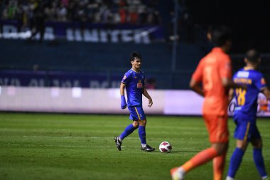 Thanyaburi-Pathumthani-6 NOV 2021: Chatmongkol thongkiri # 24 BG pathum oyuncusu BGPu ile Tayland 'daki Leo Stadyumu' nda defnedilmeye karşı 2021 yılları arasında eylem halinde.