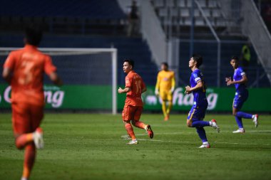 Thanyaburi-Pathumthani-6 NOV 2021: Supachok sarachat # 19 Gömme sanatçısı Bgpu ile Tayland 'daki Leo Stadyumu' nda defnedilmeye karşı bgpu arasında 2021 yılındaki çarpışmada birleşti.