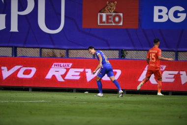 Thanyaburi-Pathumthani-6 NOV 2021: Apisit Solada # 15 bg pathum oyuncusu bgpu ile Tayland 'daki Leo Stadyumu' nda defnedilmeye karşı bgpu 2021 arasında eylem halinde.