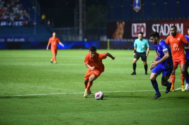 Thanyaburi-Pathumthani-6 NOV 2021: Aung Thu # 77 Buriram oyuncusu 2021 yılında bgpu ile Tayland 'ın başkenti Leo Stadyumu' nda defnedilmeye karşı birleşmiştir.