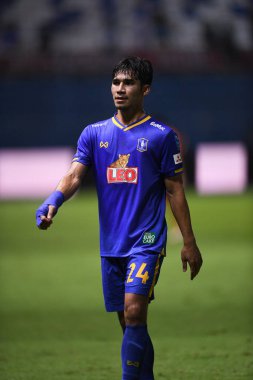 Thanyaburi-Pathumthani-6 NOV 2021: Chatmongkol thongkiri # 24 BG pathum oyuncusu BGPu ile Tayland 'daki Leo Stadyumu' nda defnedilmeye karşı 2021 yılları arasında eylem halinde.