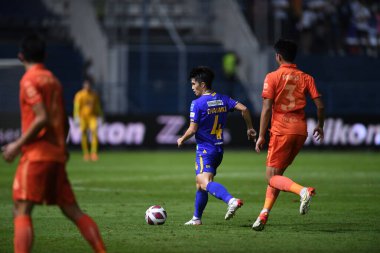 Thanyaburi-Pathumthani-6 NOV 2021: 4 numaralı Chaowat veerachat # 4 bg pathum çalgıcısı bgpu ile Tayland 'daki Leo Stadyumu' nda defnedilmeye karşı bgpu arasında eylem halinde